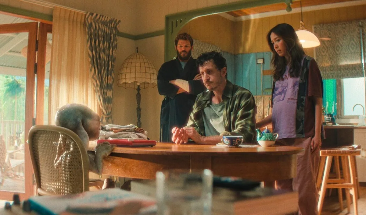 Petey entouré de proches dans une cuisine, image officielle du film Allen