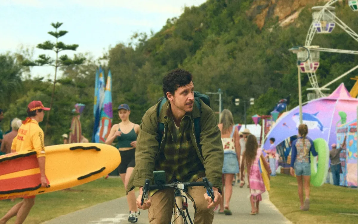 Petey à vélo dans une ville côtière du Queensland, image officielle du film Allen sur Netflix