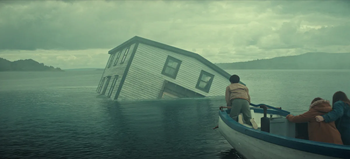 Une maison à moitié engloutie dans un lac brumeux, scène d'ouverture de Below sur Netflix
