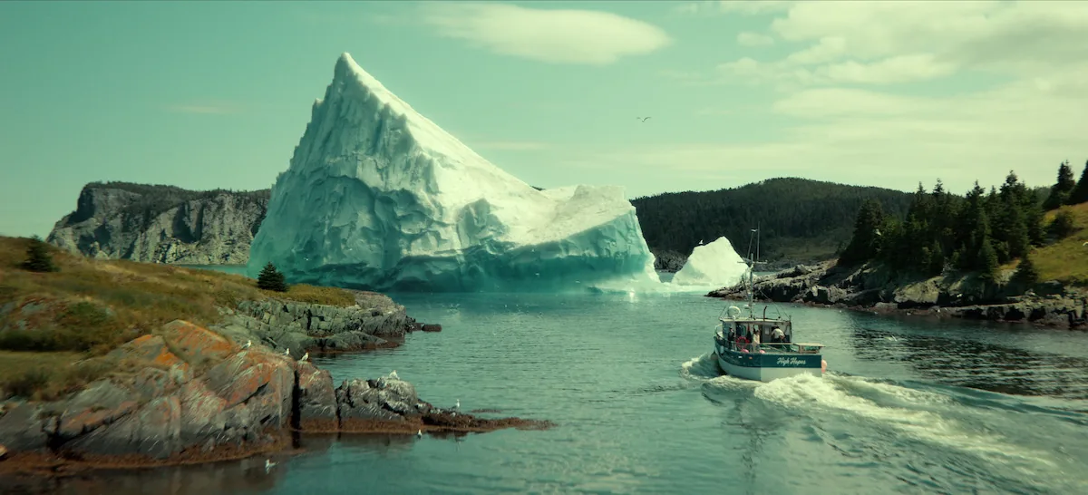Un bateau de pêche passe devant un iceberg sur la côte de Terre-Neuve dans Below sur Netflix