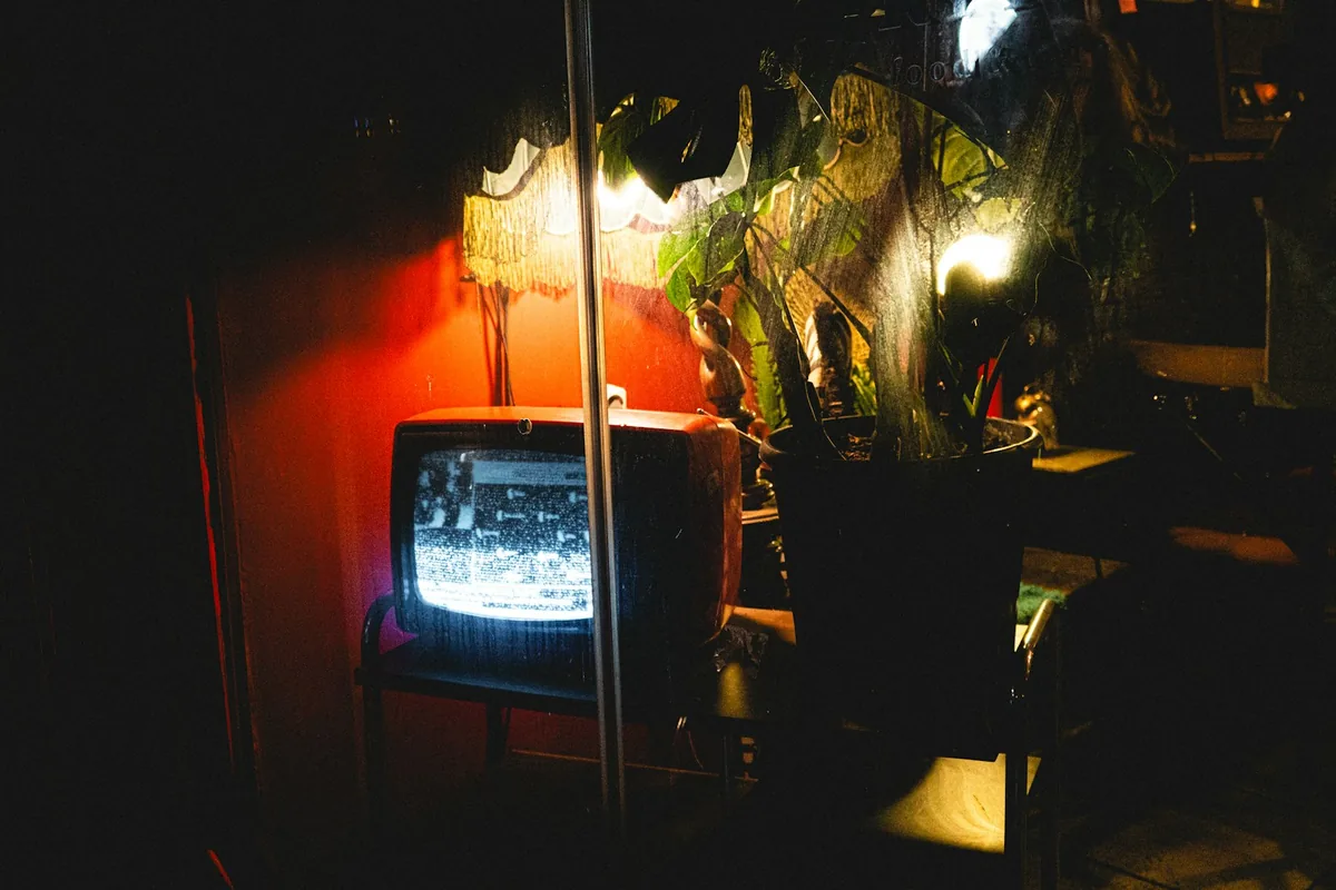Vieux téléviseur grésillant dans une pièce sombre, symbole de l'horreur née sur les forums d'Internet dans les années 2000