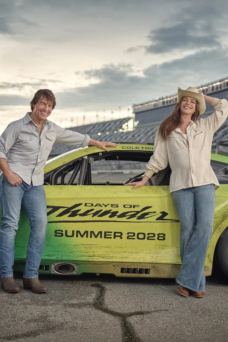 Tom Cruise et Anne Hathaway devant la voiture de Jours de tonnerre 2, annoncé pour l'été 2028