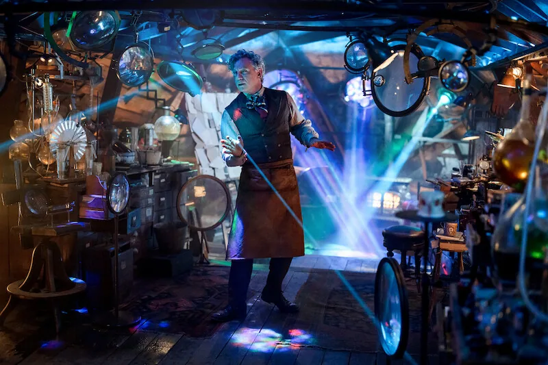 Daniel Craig en oncle Andrew dans son atelier, image officielle de Narnia