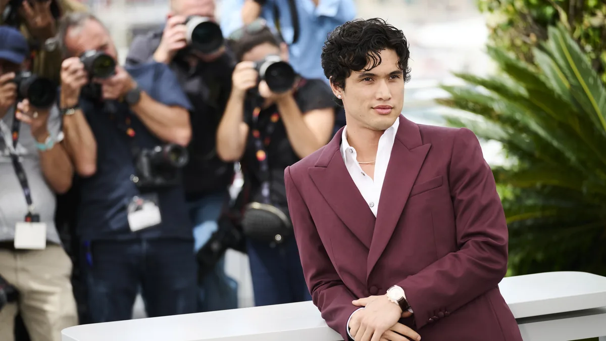 Charles Melton lors du photocall de Her Private Hell au Festival de Cannes 2026 — photo Gabriel Hutchinson (CC BY-SA 4.0), utilisée à titre d'illustration. Aucun visuel officiel du film Naruto n'existe à ce jour.
