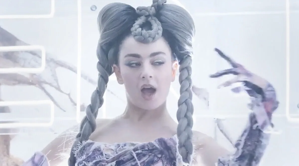 Charli XCX en Mère Nature, image officielle du film Sacrifice