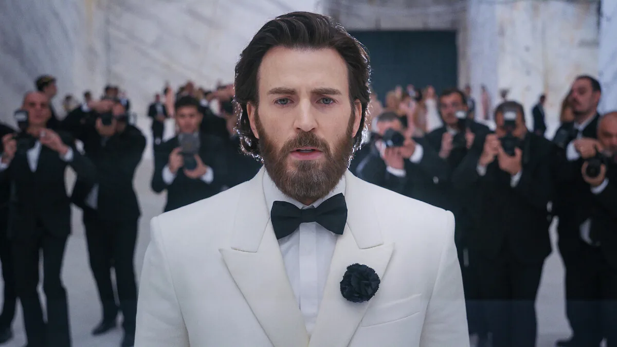Chris Evans en smoking lors du gala, image officielle du film Sacrifice de Romain Gavras