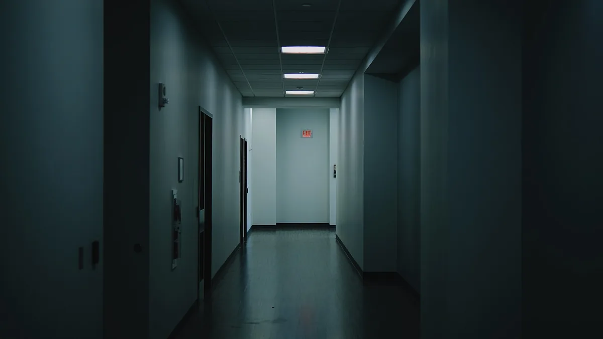 Couloir vide et sombre évoquant l'ambiance horrifique recherchée pour l'adaptation cinématographique de Scary Teacher