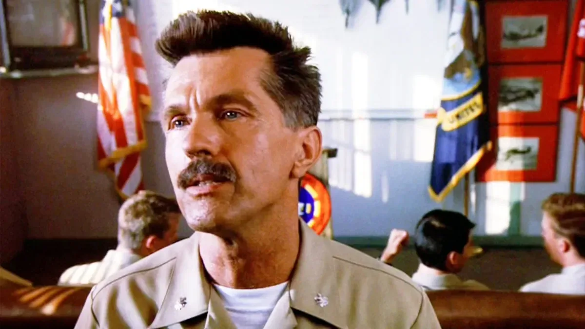 Tom Skerritt en commandant Mike « Viper » Metcalf, moustache et uniforme kaki de la Navy, dans Top Gun (1986)